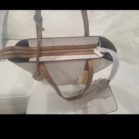 Michael Kors | Hayley Large Jet Set Tote + Wallet - Picture 6 of 11